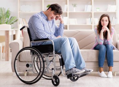 Tekerlekli sandalyedeki çaresiz kişi