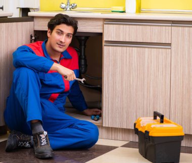 Mutfaktaki lavabo tamir ediliyor.