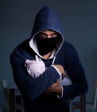 İnsan çocuk ticareti konseptinde bebek hırsızlığı