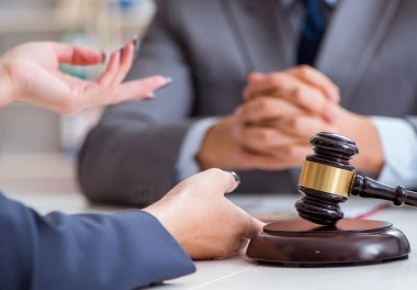 Avukat müvekkil ile hukuk davasını tartışıyor