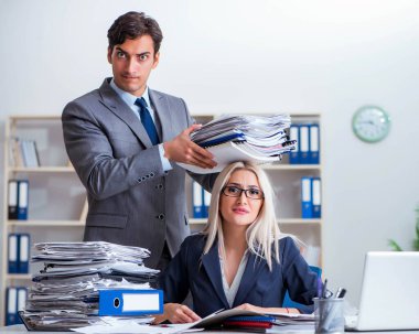 Patron sekreterine ek iş getiriyor.