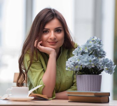 Genç kız sabah kahvaltı yapıyor.