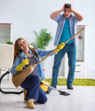 Genç bir aile evi temizliyor.