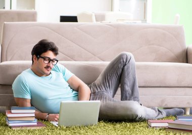 Evde üniversite sınavlarına hazırlanan öğrenci