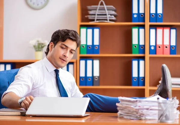Ung anställd som arbetar på kontoret — Stockfoto