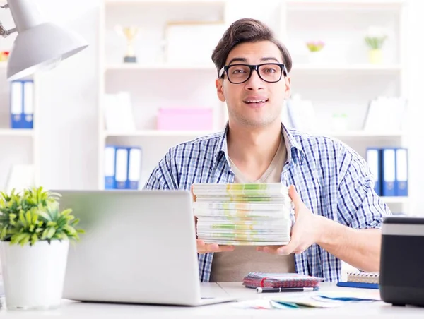 Verkäuferin im Verlag zeigt fertig gedruckte Bücher — Stockfoto