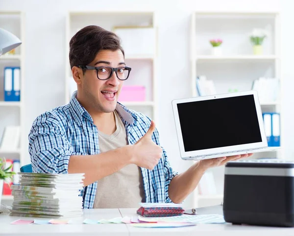 Jovem designer mostrando a apresentação no computador — Fotografia de Stock