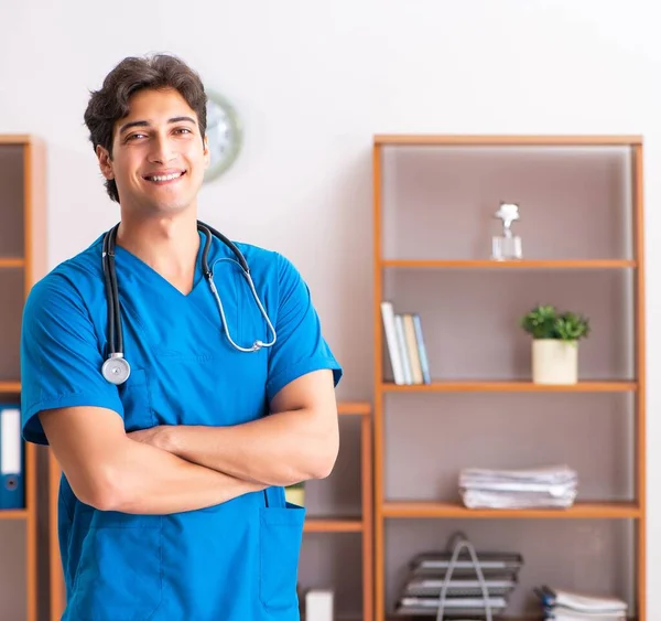 Klinikte çalışan genç, yakışıklı bir radyolog. — Stok fotoğraf