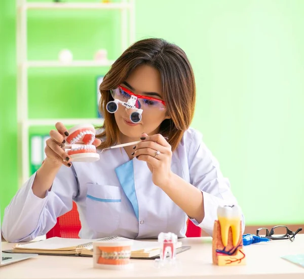Mujer dentista trabajando en implantes dentales —  Fotos de Stock