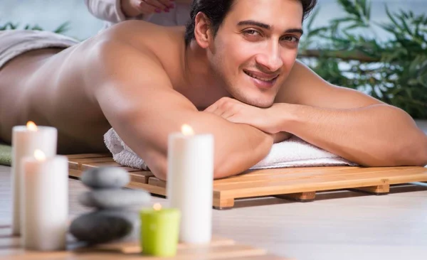 Jovem homem bonito durante o procedimento de spa — Fotografia de Stock