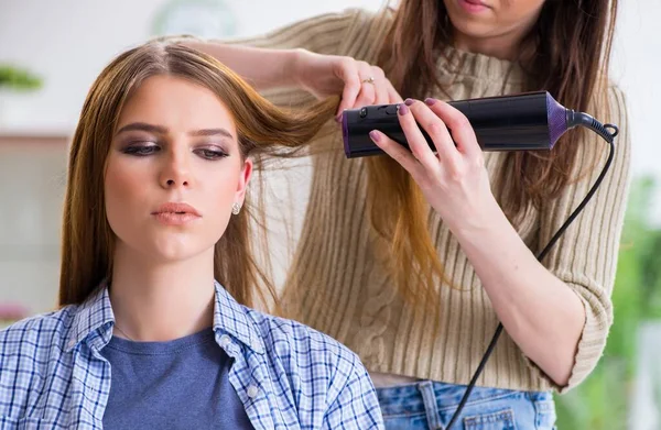 Mujer haciendo su peinado en el salón de belleza —  Fotos de Stock