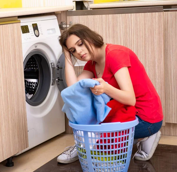 Mulher lavando roupa em casa — Fotografia de Stock