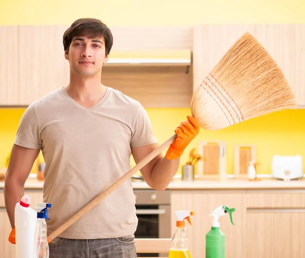 Hombre soltero limpieza cocina en casa — Foto de Stock