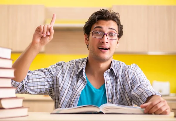 Estudiante preparándose para el examen sentado en la cocina — Foto de Stock