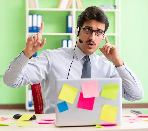 Jonge helpdesk operator werkt in functie met veel tegenstrijdige — Stockfoto