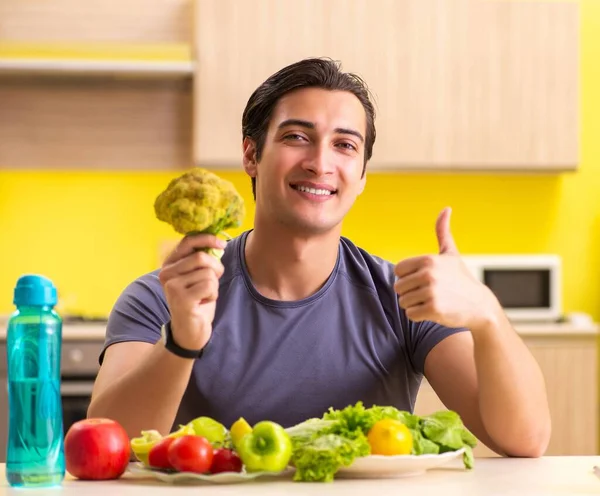 Giovane uomo a dieta e sano concetto di alimentazione — Foto Stock