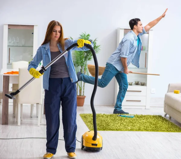 Joven familia limpiando la casa — Foto de Stock