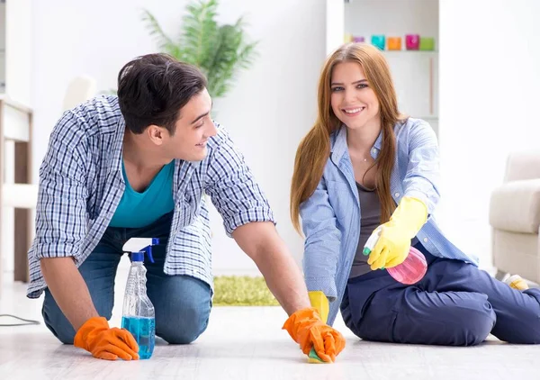 Junge Familie putzt das Haus — Stockfoto