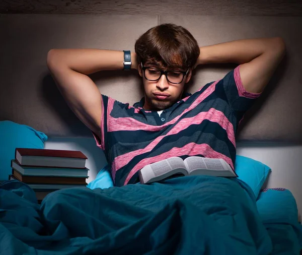 Jovem estudante se preparando para exames à noite em casa — Fotografia de Stock