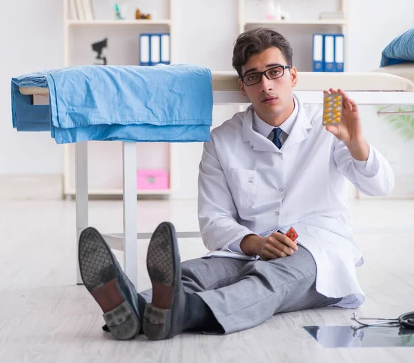 Médico sentado no chão no hospital — Fotografia de Stock