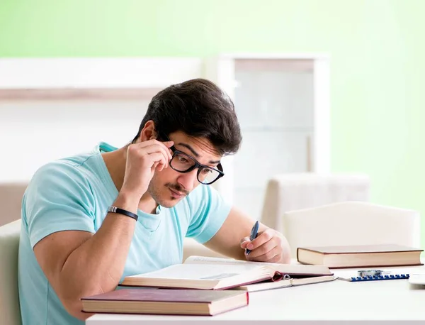 Estudiante preparándose para exámenes universitarios en casa — Foto de Stock