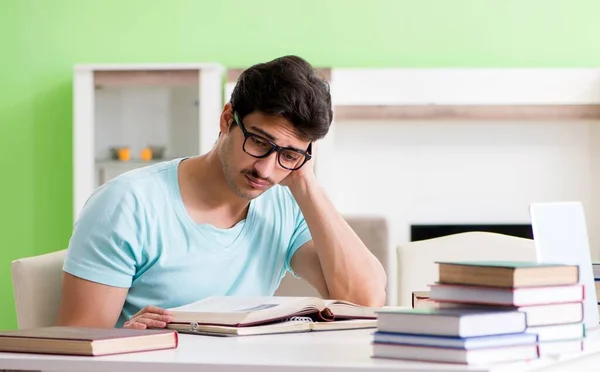 Estudiante preparándose para exámenes universitarios en casa — Foto de Stock