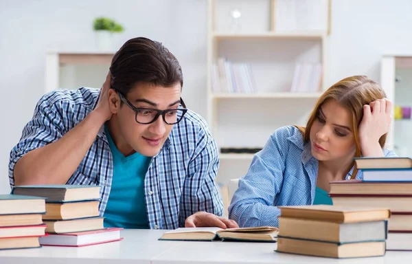 Paire d'étudiants qui étudient pour des examens universitaires — Photo