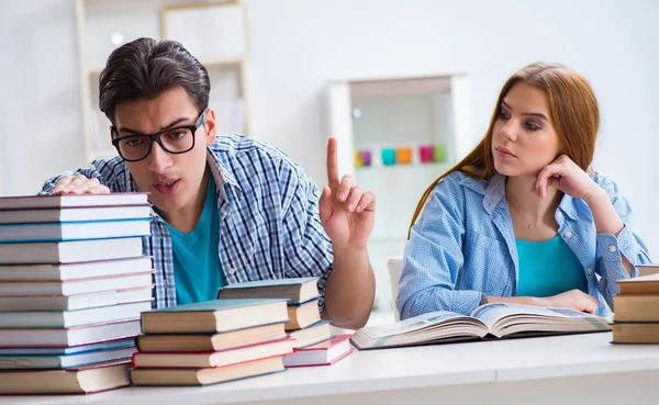 Pareja de estudiantes que estudian para exámenes universitarios — Foto de Stock