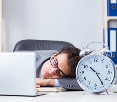 Acil ve son teslim tarihi konseptinde alarm veren bir işadamı.