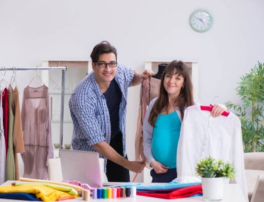 Hamile kadın yeni kıyafet için terziye gidiyor.