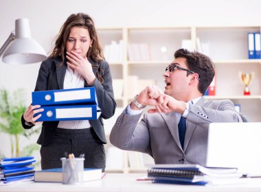 Kızgın patron kadın çalışan performansından memnun değil.