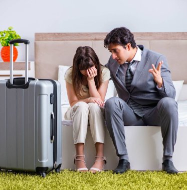 Karısı kocasını iş gezisine uğurluyor.