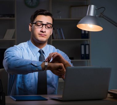 Çalışanların gece geç saatlere kadar çalışması önemli bir haberdir.
