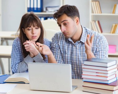 Sınıfta oturan ve okuyan öğrenciler