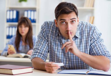 Sınıfta oturan ve okuyan öğrenciler