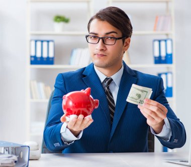 İş adamı kriz sırasındaki birikimlerini düşünüyor.