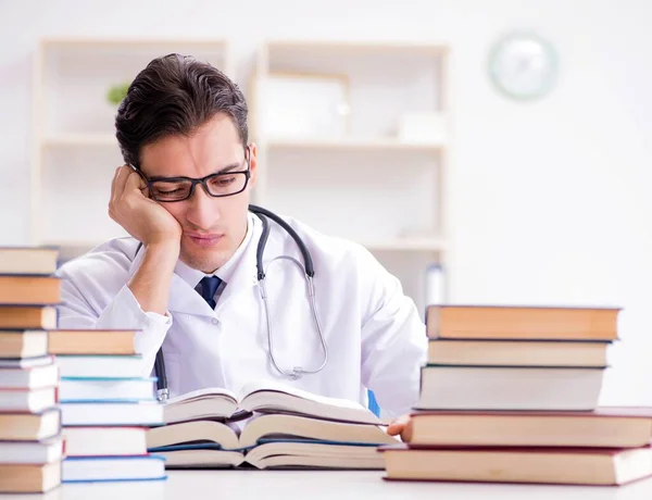 Tıp öğrencisi üniversite sınavlarına hazırlanıyor. — Stok fotoğraf