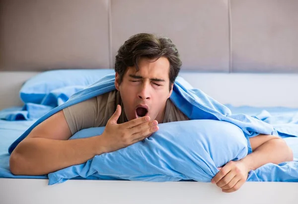 Homem que sofre de distúrbio do sono e insônia — Fotografia de Stock