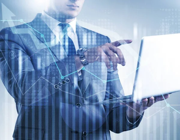 Affärsman med bärbar dator i finans och bank koncept — Stockfoto