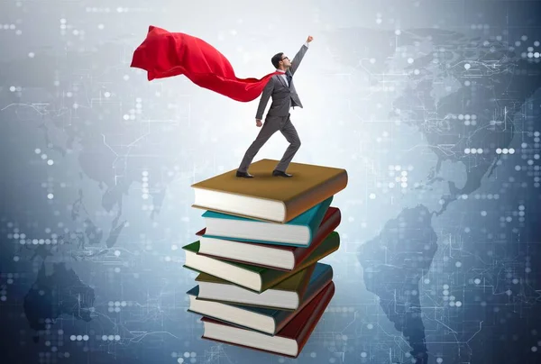 Superhéros homme d'affaires dans le concept de l'éducation avec des livres — Photo