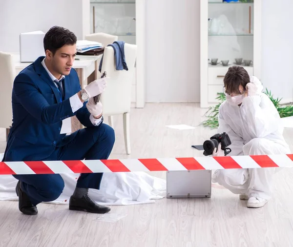 Investigador forense en la escena del crimen de oficina —  Fotos de Stock