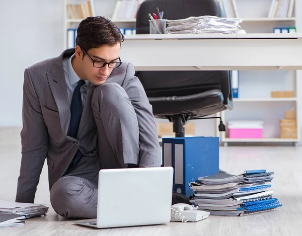 Επιχειρηματίας που εργάζεται και κάθεται στο πάτωμα του γραφείου — Φωτογραφία Αρχείου