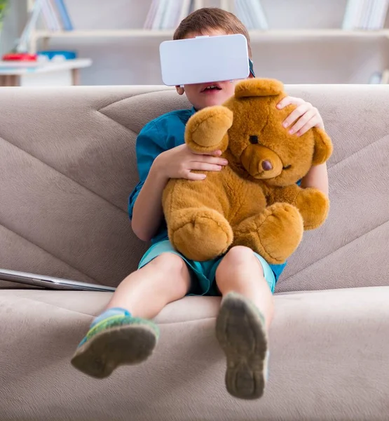 Mladý chlapec s brýlemi virtuální reality VR — Stock fotografie