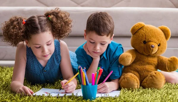 Zwei Kinder malen Bilder, die auf der Tür liegen — Stockfoto