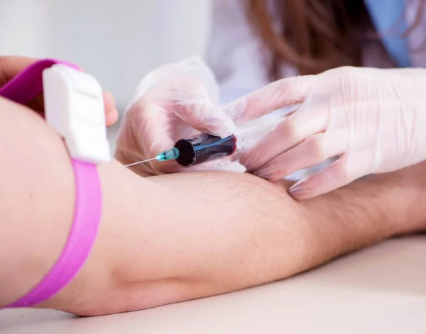 Paciente durante el procedimiento de toma de muestras de sangre para su análisis — Foto de Stock