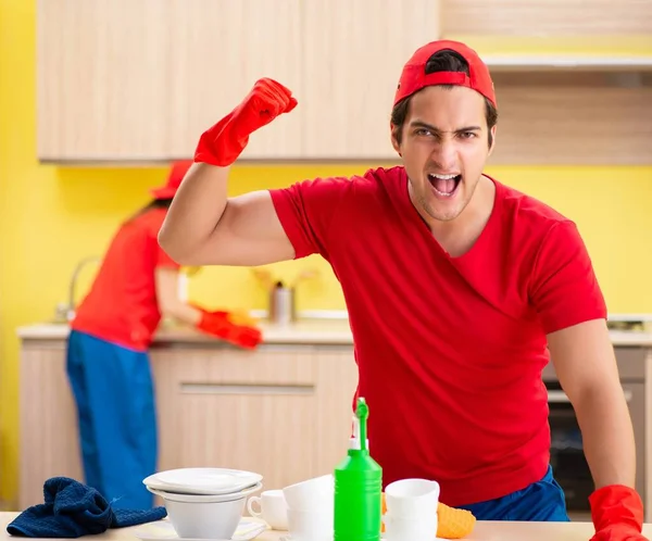 Pulizia appaltatori professionisti che lavorano in cucina — Foto Stock