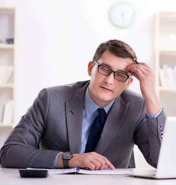 Junge hübsche Geschäftsfrau arbeitet im Büro am Schreibtisch — Stockfoto