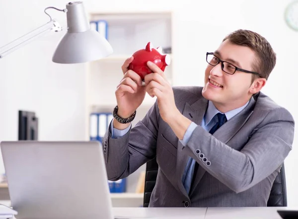 Jonge werknemer met spaarvarken in pensioenspaarconcept — Stockfoto