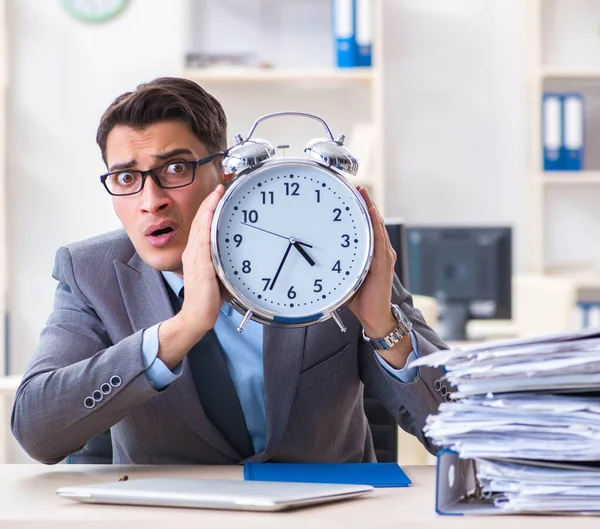 Employee failing to meet tax reporting deadlines — Stock Photo, Image