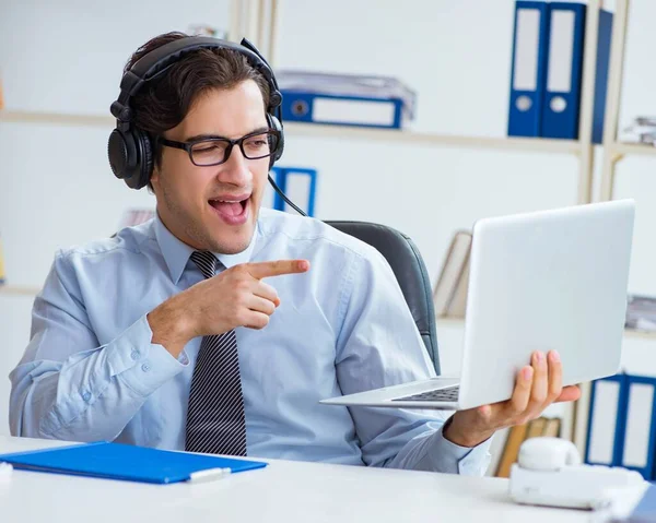 Operador de call center conversando com o cliente em live call — Fotografia de Stock